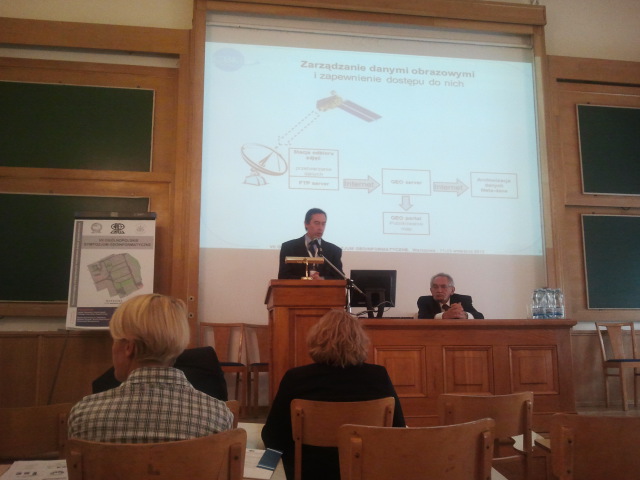 Stanisław Lewiński podczas referatu przedstawiając Automatyczny serwis WEB monitoringu środowiska.